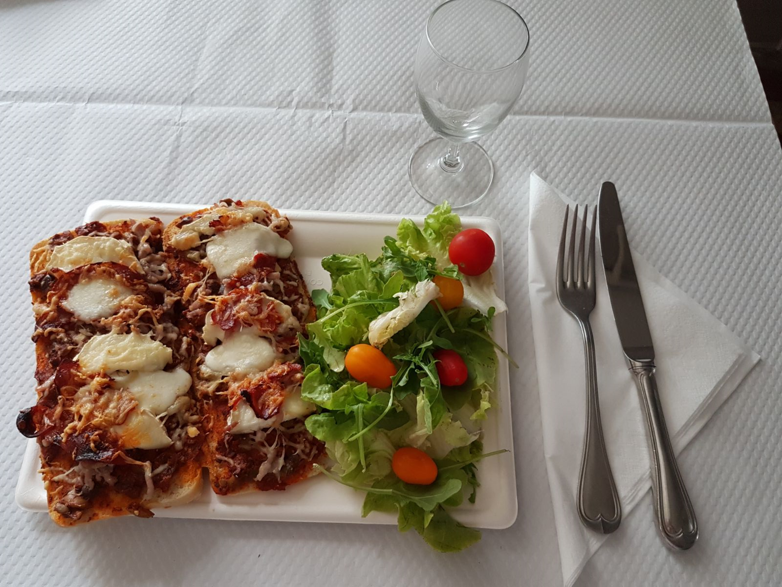 Pizza maison et salade